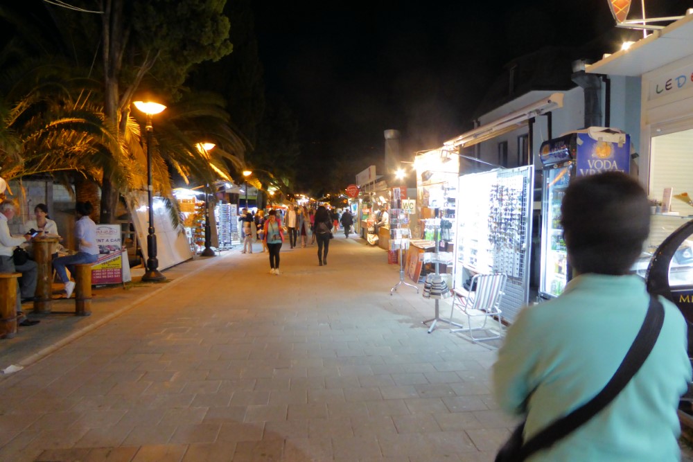 Paseo costanero nocturno de la Ciudad de Budva, Montenegro