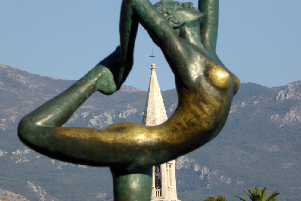 Monumento "Dancing girl", Budva, Montenegro