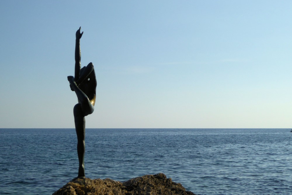 Monumento "Dancing girl", Budva, Montenegro