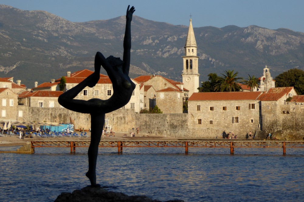 Monumento "Dancing girl", Budva, Montenegro