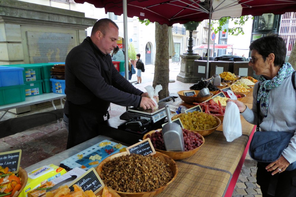 Feria sabatina en la plaza Carnot, Ville Base o Bastide, plaza central de Carcasona, Francia