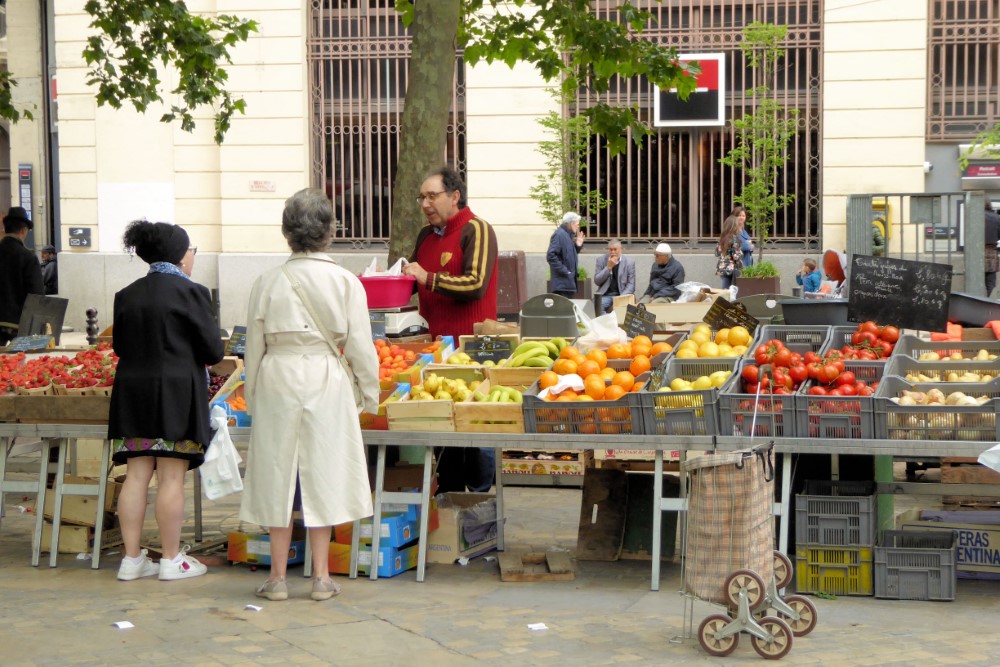 Feria sabatina en la plaza Carnot, Ville Base o Bastide, plaza central de Carcasona, Francia