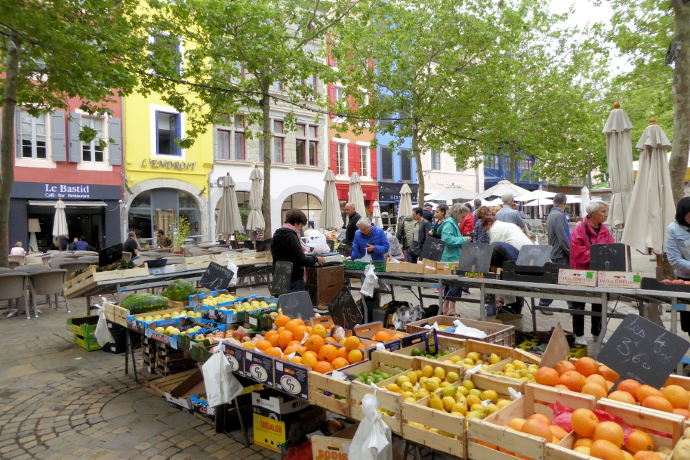 Feria sabatina en la plaza Carnot, Ville Base o Bastide, plaza central de Carcasona, Francia