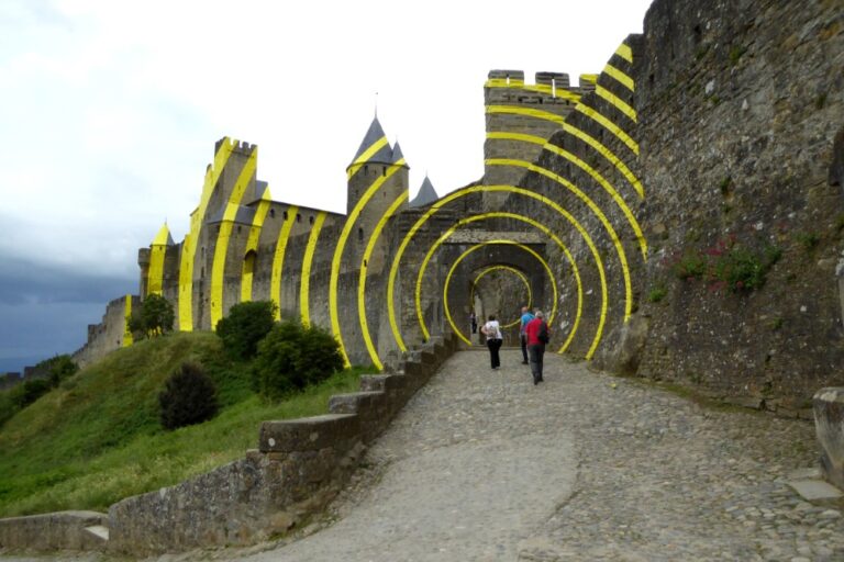 Intervenção artística na Cité, Porte du Aude, Carcassonne, França