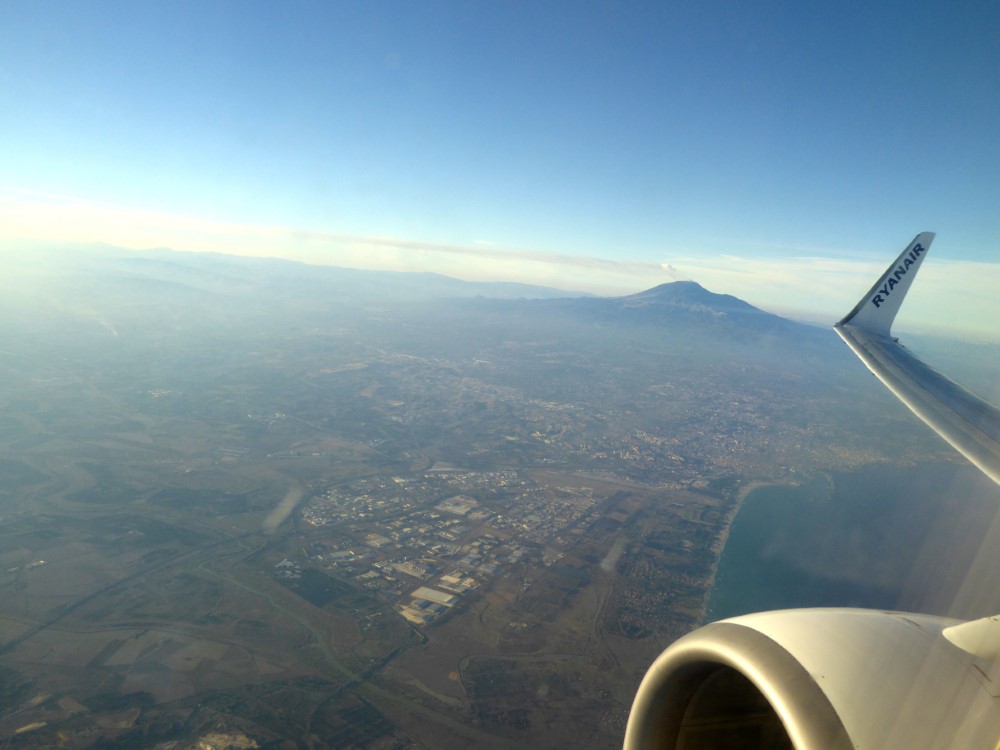 Volcán Etna y ciudad de Catania desde un avión. Sicilia, Italia