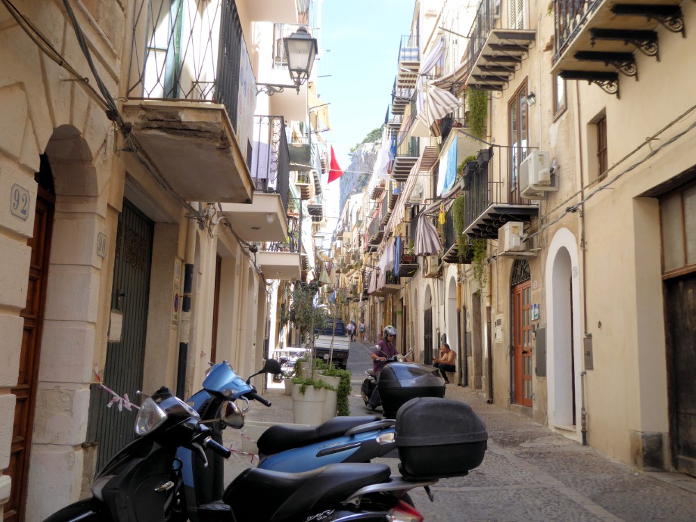 Calle en Cefalú, Sicilia, Italia