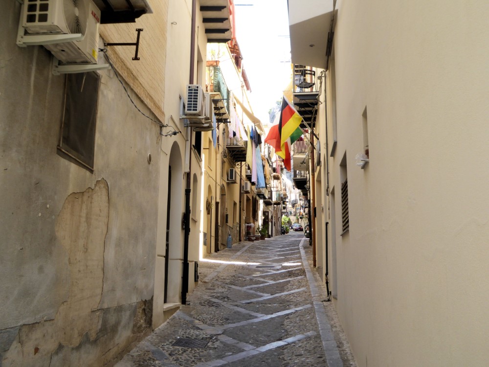 Calle en Cefalú, Sicilia, Italia