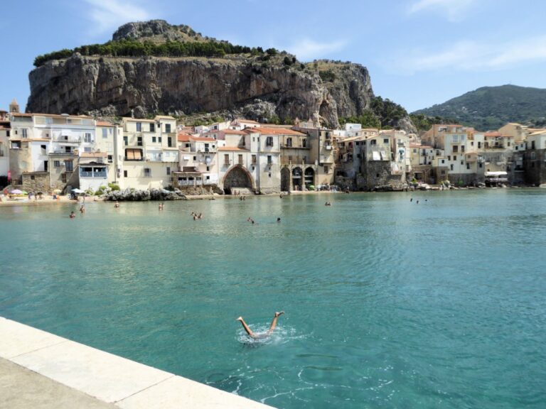 Centro histórico da cidade de Cefalù, Sicília, Itália.