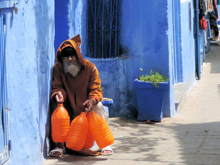 Aguardando água em Chefchaouen, Marrocos.