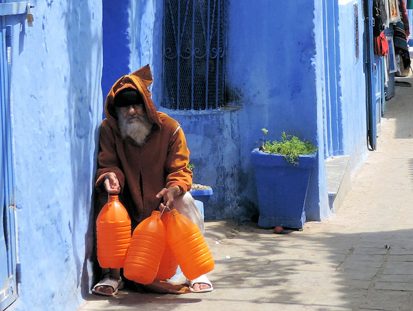 Esperando por agua en Chefchaouen, Marruecos