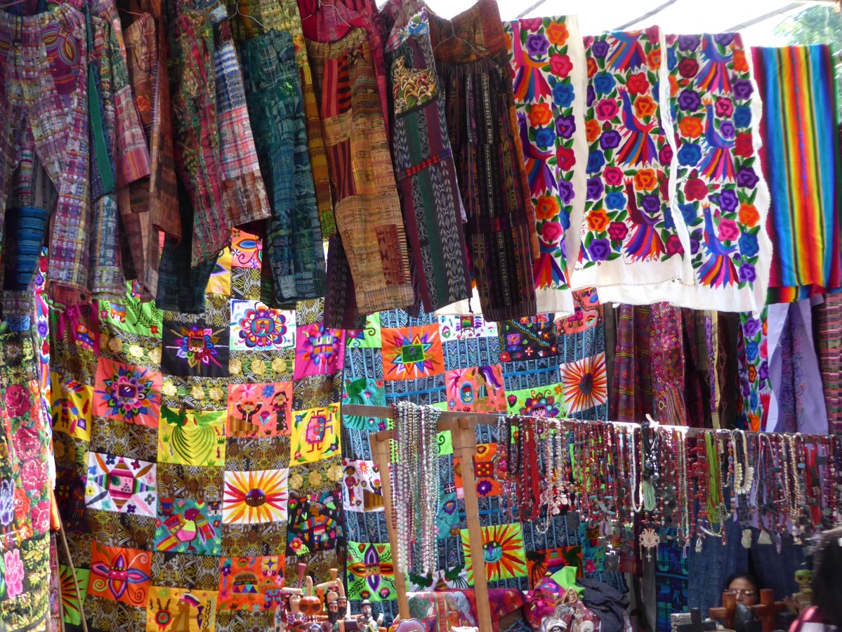 Artesanías en el mercado dominical de Chichicastenango, Guatemala
