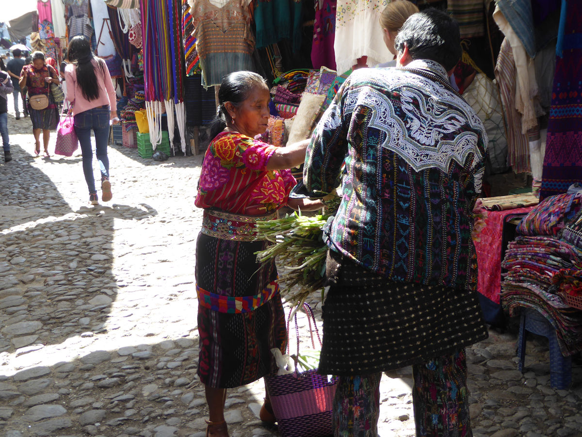Ropas típicas en el mercado dominical de Chichicastenango, Guatemala