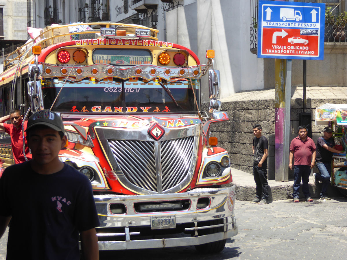 "Chicken bus" en Chichicastenango, Guatemala