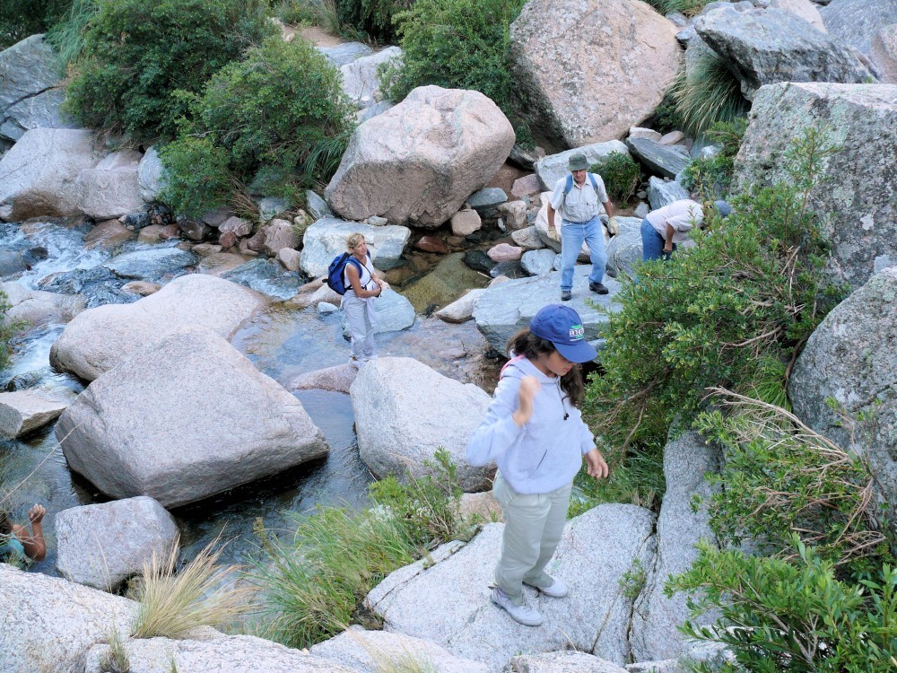 Ascendiendo al Salto de los Cóndores (Chorro Grande), Cortaderas, Provincia de San Luis, Argentina
