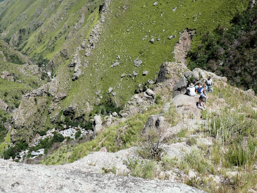 Descanso en el peñón, ascendiendo al Salto de los Cóndores (Chorro Grande), Cortaderas, Provincia de San Luis, Argentina