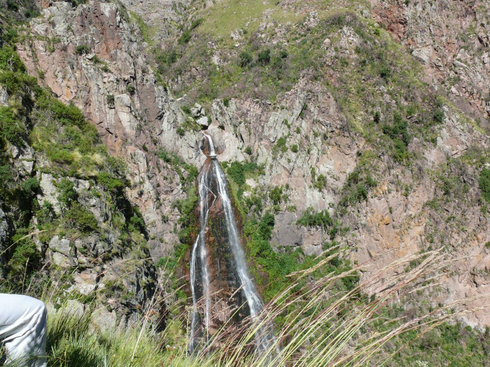 Fin del ascenso de la pared norte del Salto de los Cóndores (Chorro Grande), Cortaderas, Provincia de San Luis, Argentina