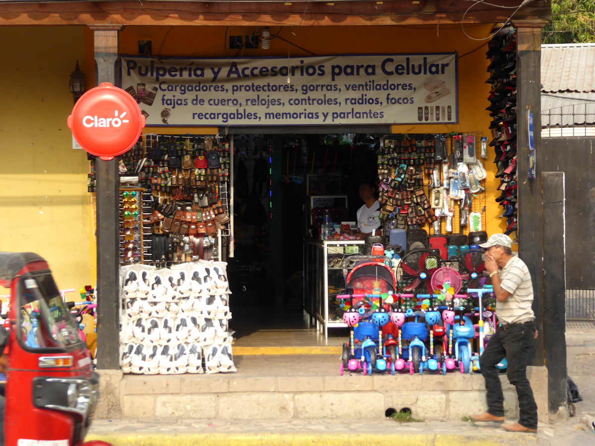 Loja em frente ao Parque Central em Copán Ruinas, Honduras.