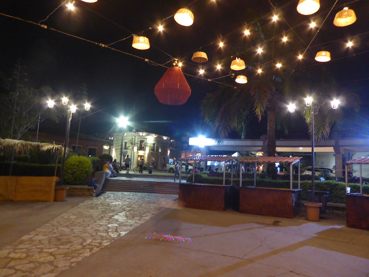 Vista noturna do Parque Central de Copán Ruinas, Honduras.