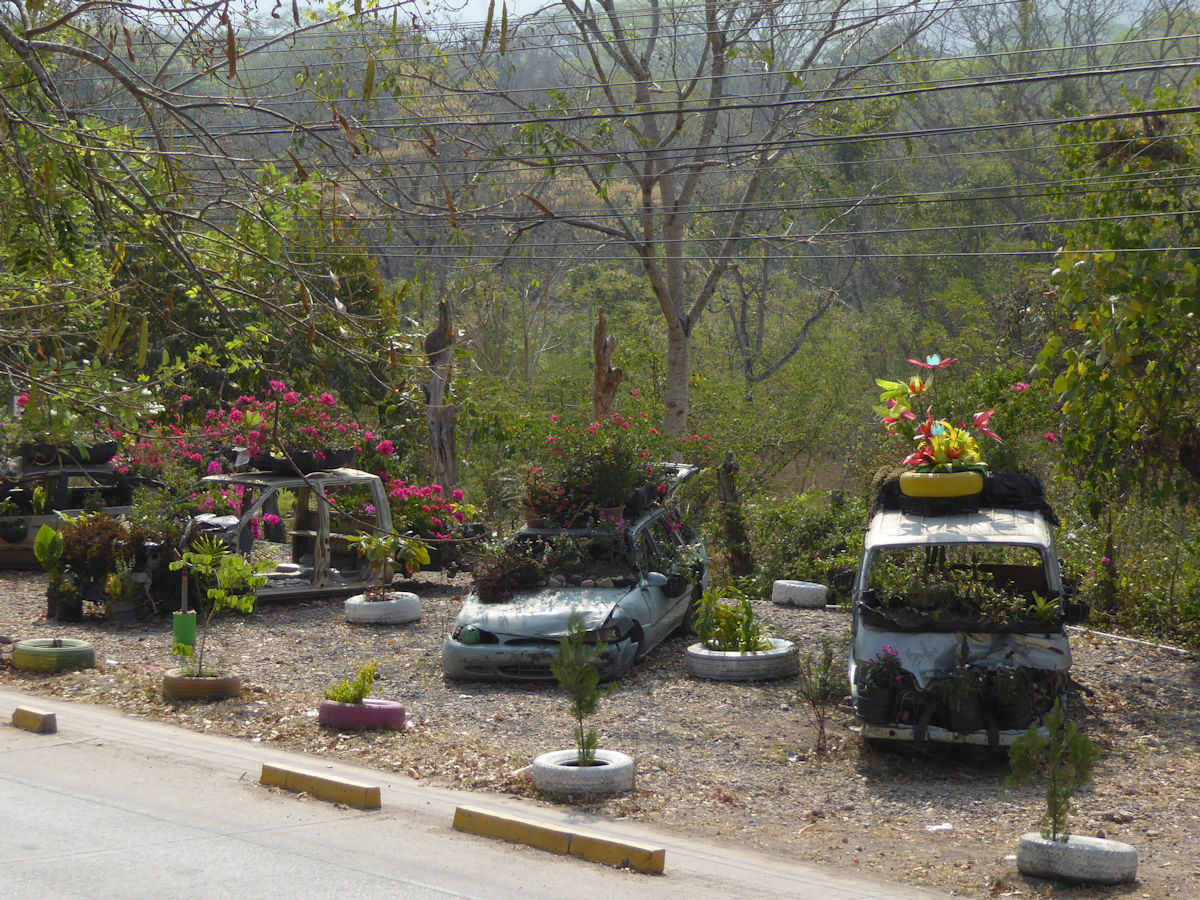 Carros abandonados na estrada para o sítio arqueológico de Copán, Honduras.