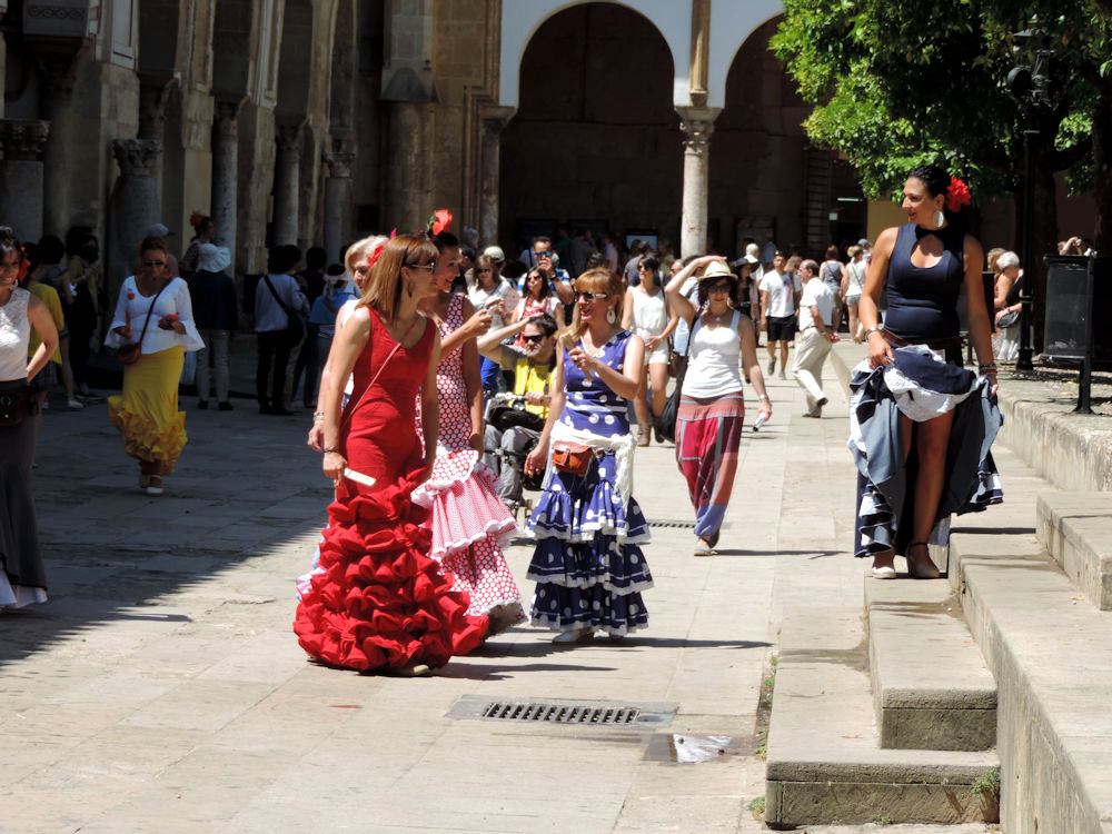 Mujeres en vestidos típicos, Córdoba, España