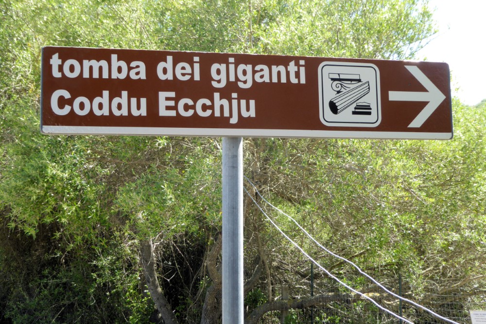 Tomba dei Giganti Coddu Vecchju, Cerdeña, Italia