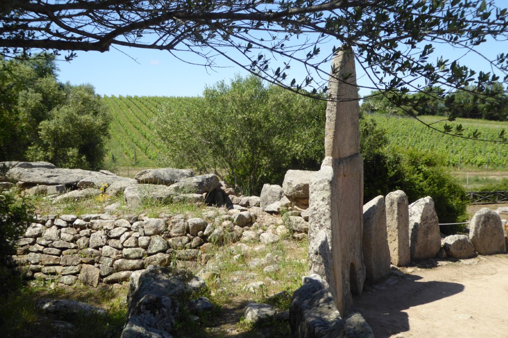 Tomba dei Giganti Coddu Vecchju, Cerdeña, Italia