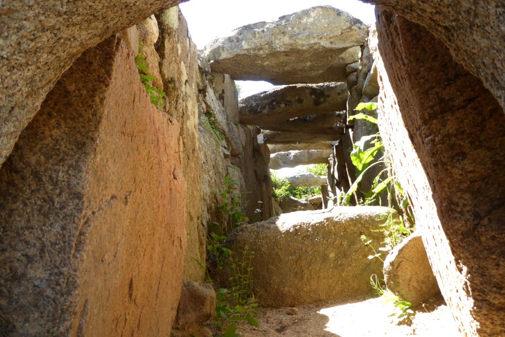 Tomba dei Giganti Coddu Vecchju, Cerdeña, Italia