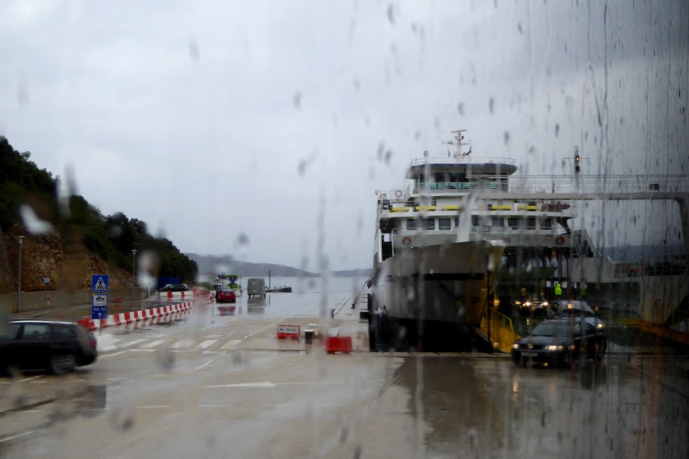Cruce en ferry entre las islas de Krk y Cres, Mar Adriático, Croacia