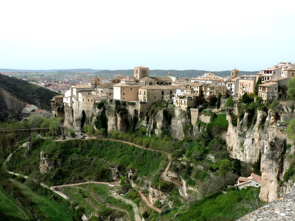 Rio Huécar e vista de Cuenca, Espanha