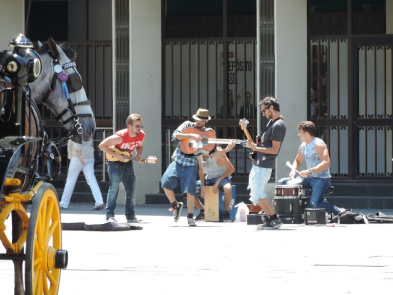 Artistas en el centro de Sevilla, España