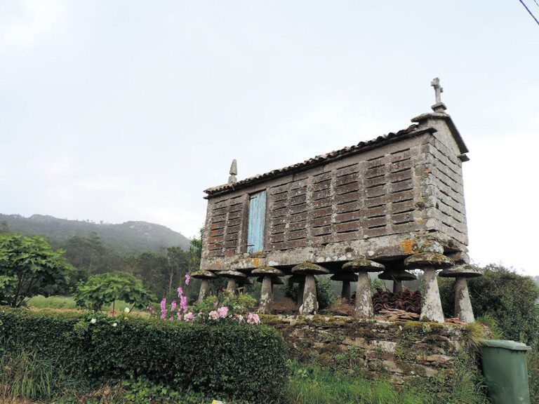 Hórreo en Bornerio, Galicia, España.