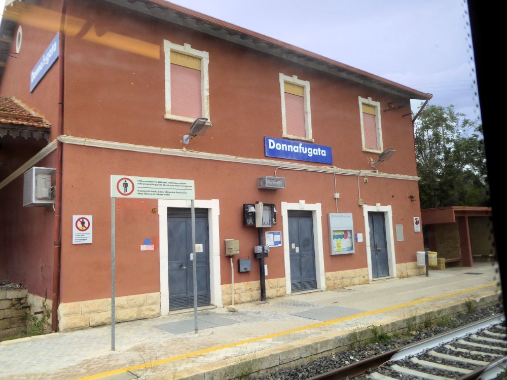 Estación de trenes Donnafugata, en camino a Noto desde Gela, Sicilia, Italia