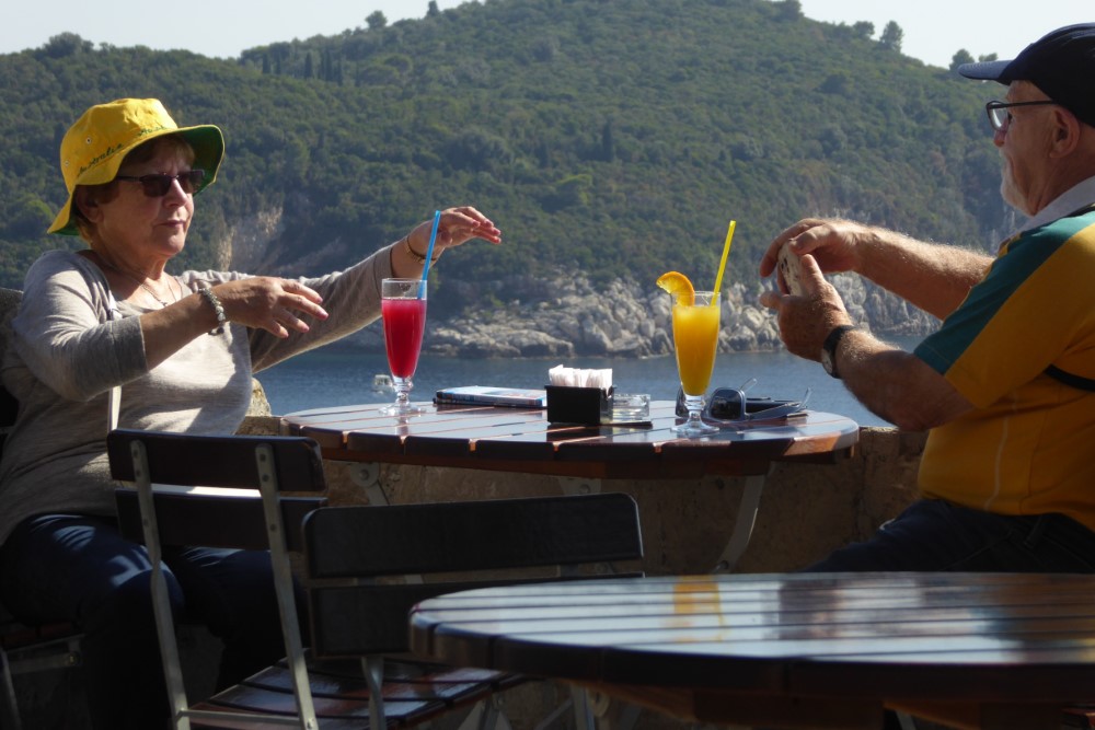 Turistas en un bar sobre la muralla de la Ciudad de Dubrovnik, Croacia