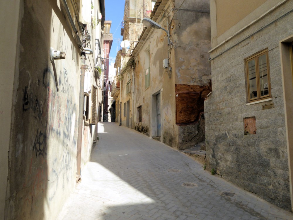 Calle de acceso a nuestro departamento en la Ciudad de Enna, Sicilia, Italia