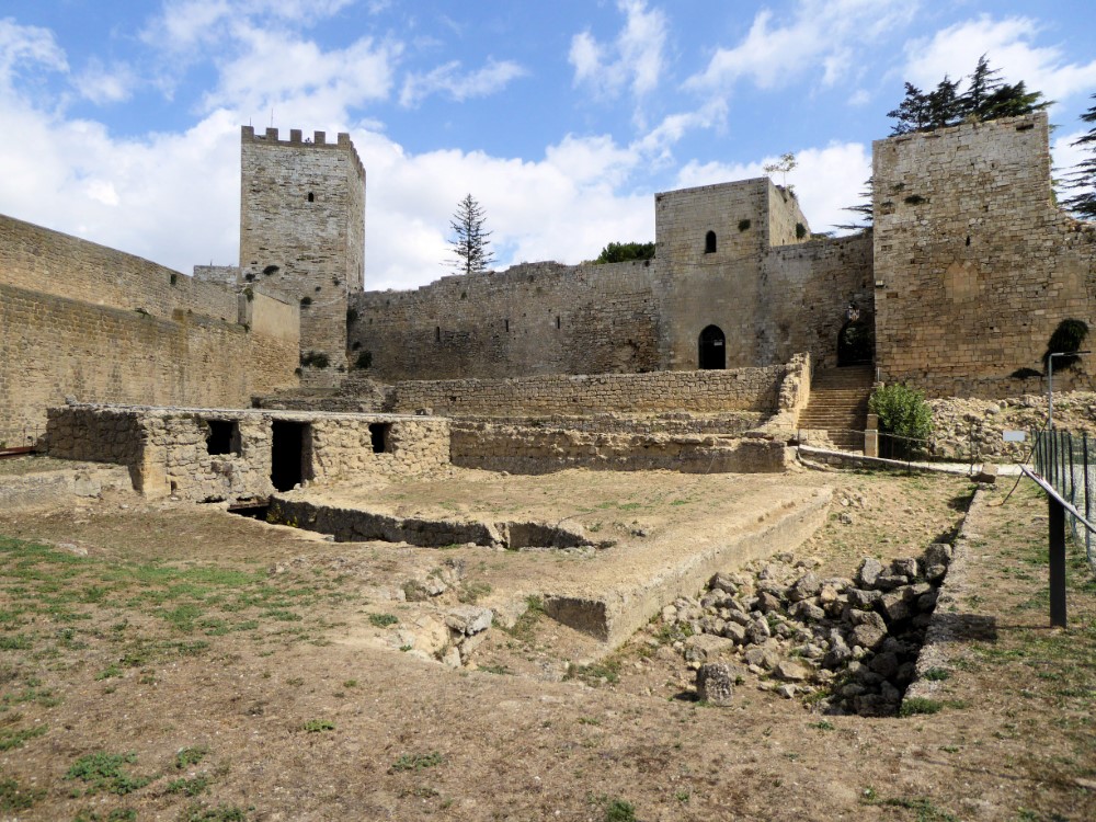 Interior del Castillo de Lombardía, Ciudad de Enna, Sicilia, Italia