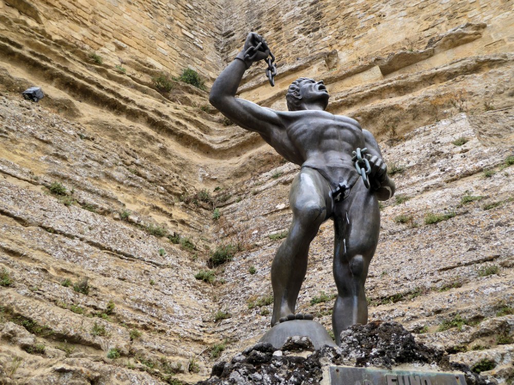 Monumento a Eunu, esclaco rebelde heraldo de la libertad, exterior del Castillo de Lombardía, Ciudad de Enna, Sicilia, Italia