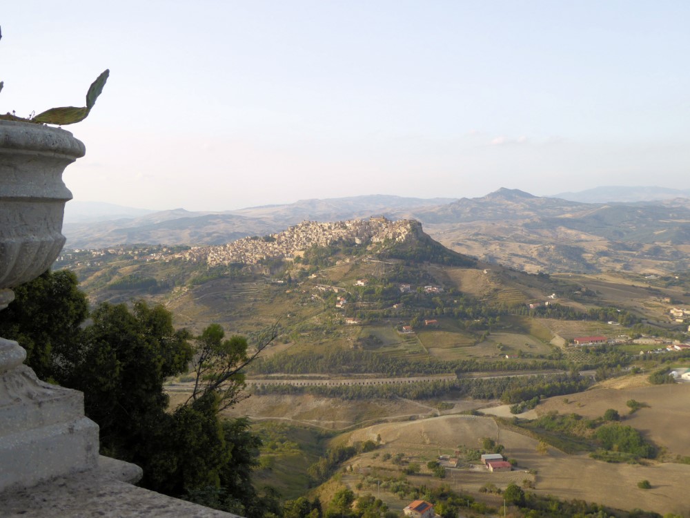 Ciudad de Calascibetta, vista desde la Roca Cérere de la ciudad de Enna, Sicilia, Italia