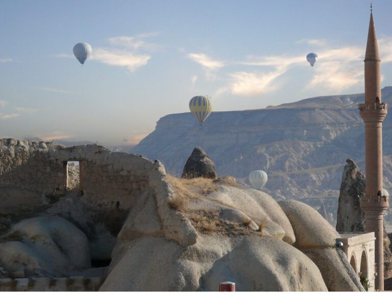 Balões de ar quente sobrevoando Göreme, Capadócia, Turquia.