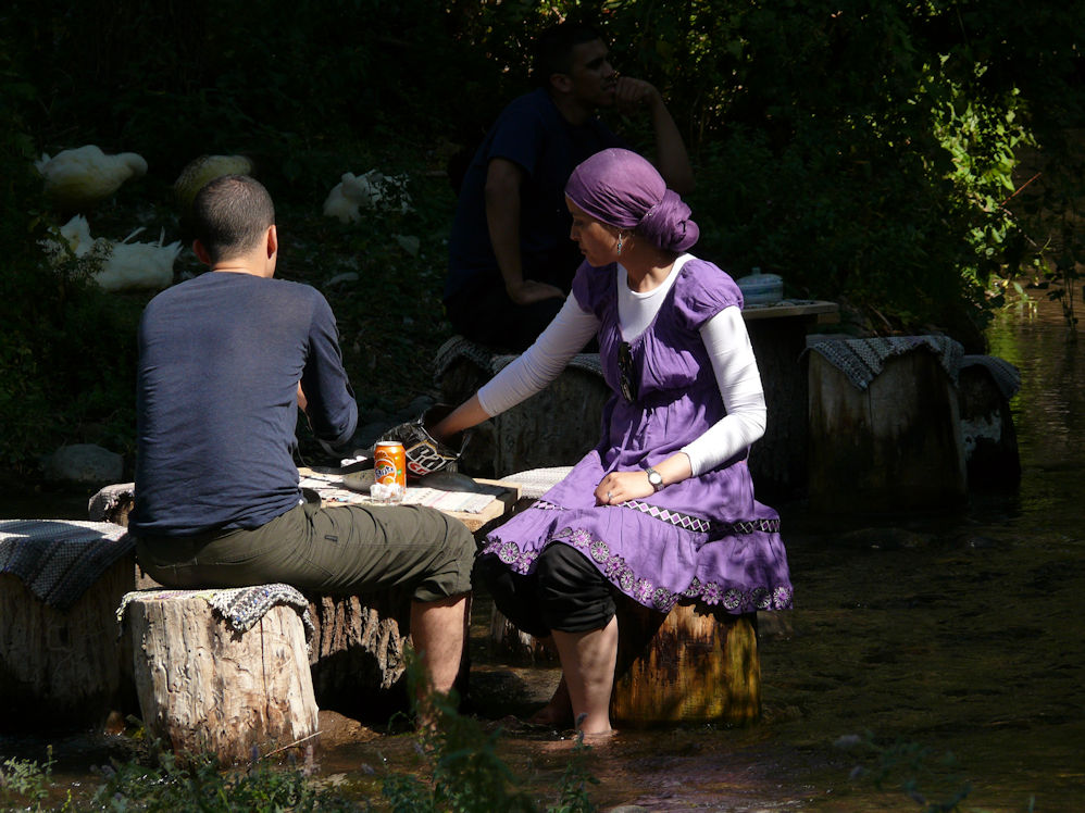 Turistas en el valle de Ilhara, Capadoccia, Turquía