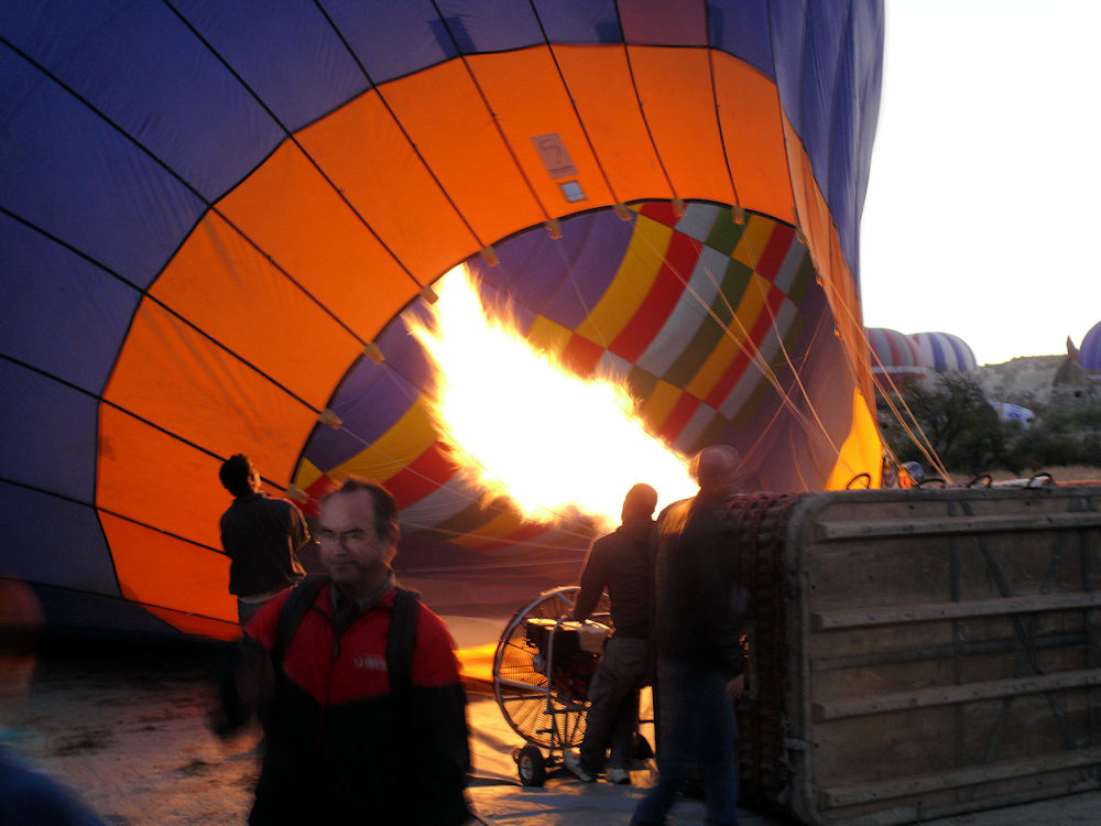 Enchendo um balão de ar quente em Göreme, Capadócia, Turquia.