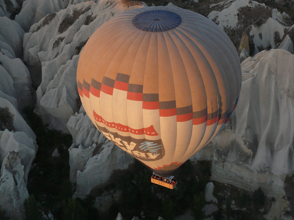 Balões de ar quente sobrevoando Göreme, Capadócia, Turquia.