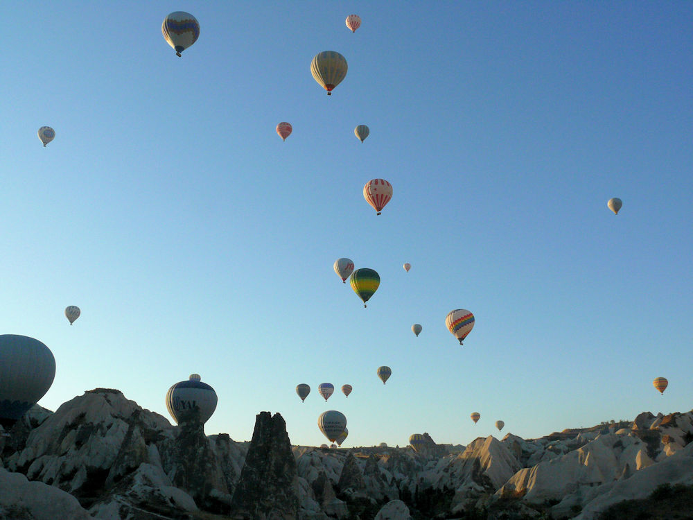 Balões de ar quente sobrevoando Göreme, Capadócia, Turquia.