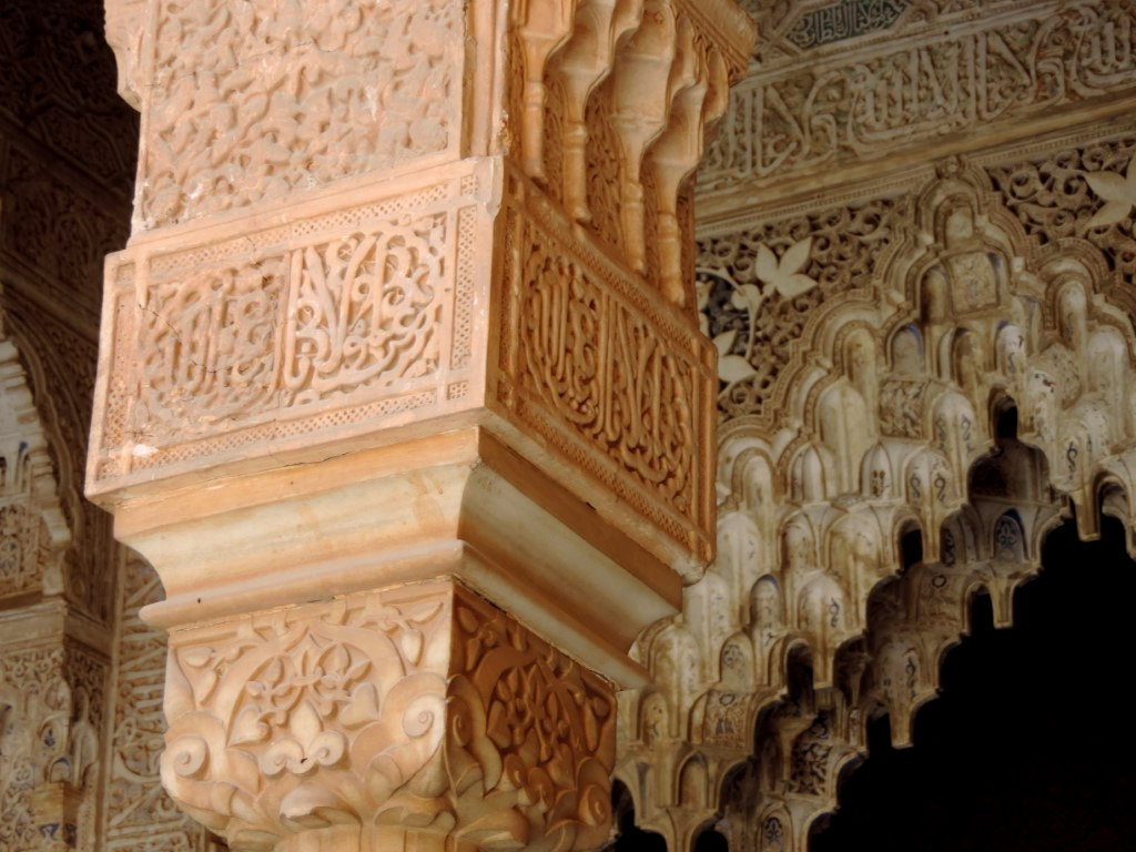 Detalle de capitel en los palacios Nazaríes, La Alhambra, Granada, España
