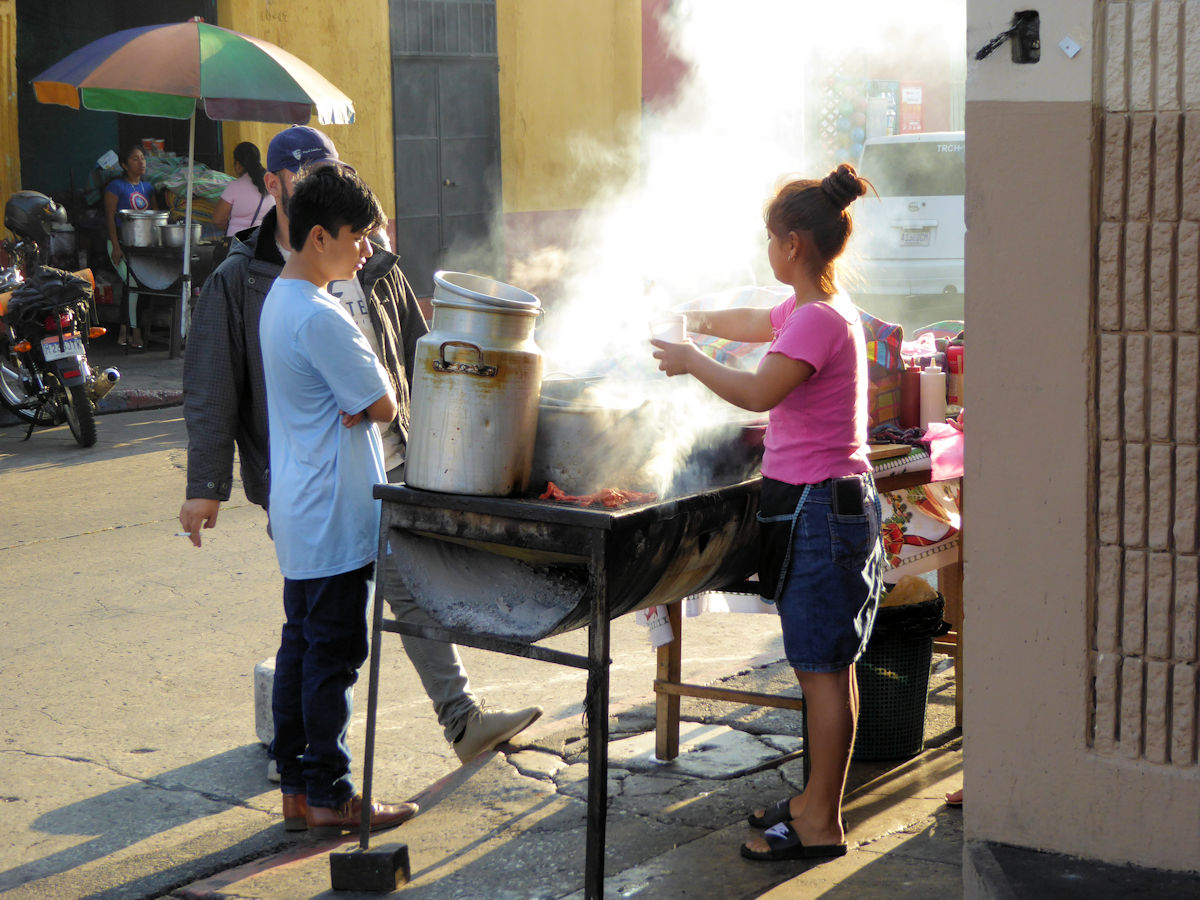 Comida callejera en el centro de la ciudad de Guatemala