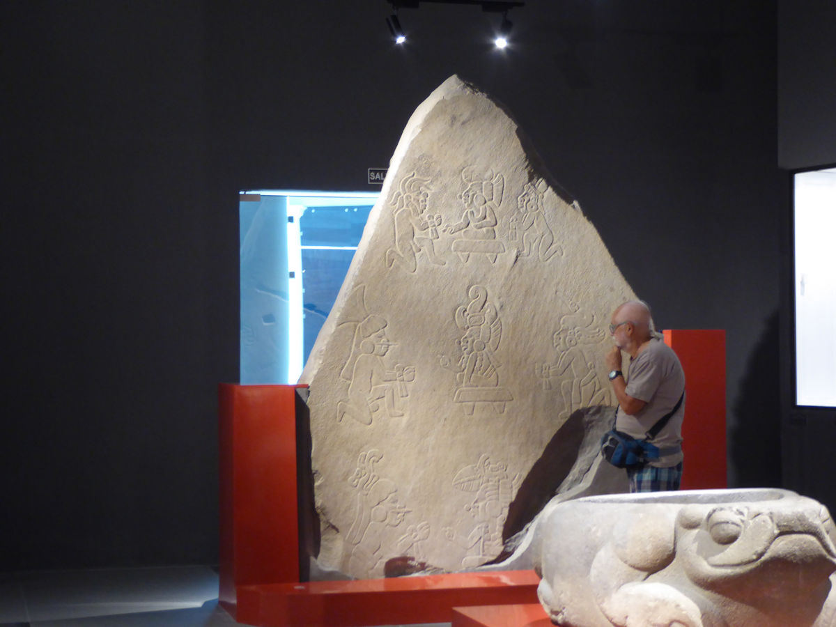 Estela en piedra caliza, Museo de arte maya, arquelogía y etnología - Ciudad de Guatemala