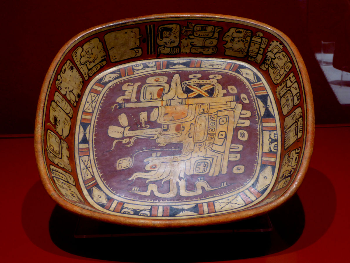 Vaso cerámico policromo del yacimiento Tikal, Petén, Guatemala.