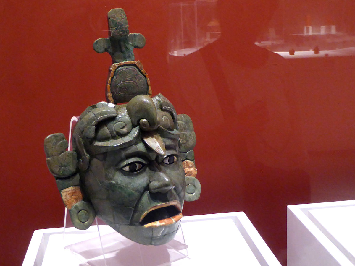 Máscara funeraria en jade tallado. Yacimiento del Petén, Guatemala. Período clásico tardio (550 a 900 dc)