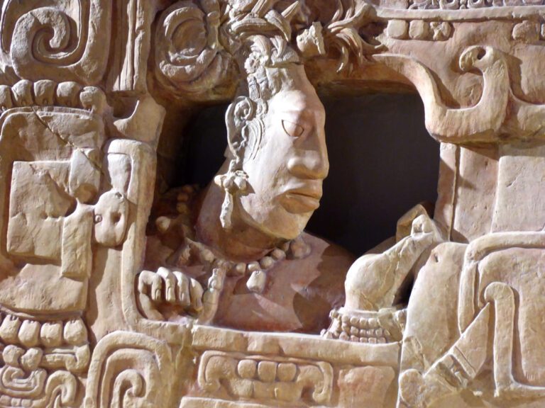 Detalhe do Trono da Máscara, do sítio arqueológico de Piedras Negras, Petén, Guatemala - Museu de Arte Maia, Cidade de Guatemala