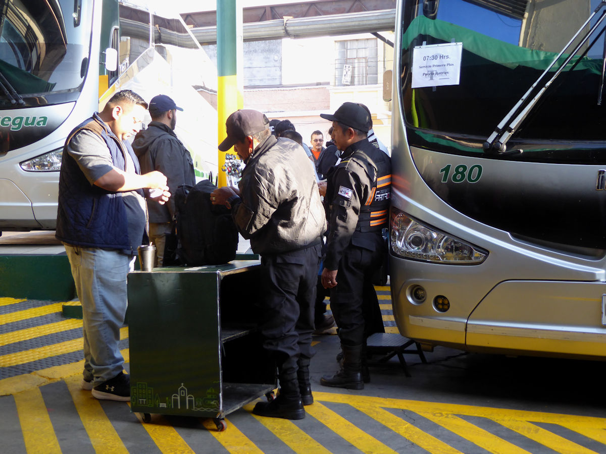 Revisión de armas antes del embarque en la empresa Litegua, Ciudad de Guatemala