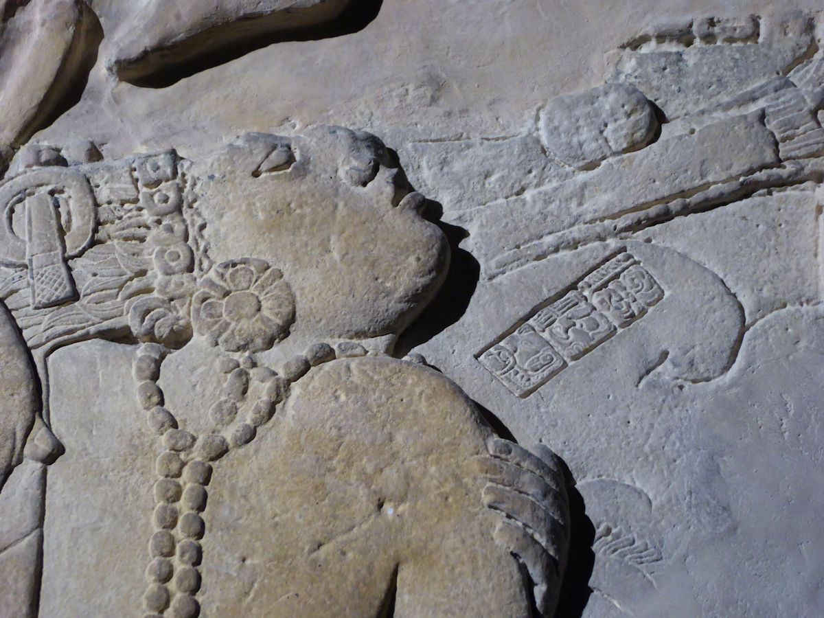 Detalle de estela en piedra caliza en el Museo de Arte Maya, Arqueología y Etnografía de Guatemala